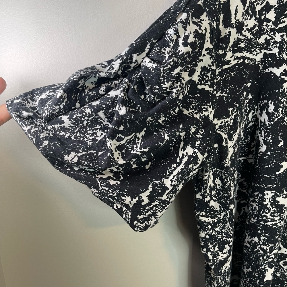 Kowtow size Medium Women’s Drop Shoulder Origami Tee in Folio Print - Picture 5 of 9